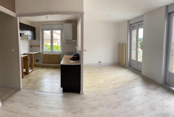 SAINT JUST MALMONT 43240 en plein centre du village Immeuble en pierres de quatre niveaux édifiés sur caves un fond de commerces et trois appartements