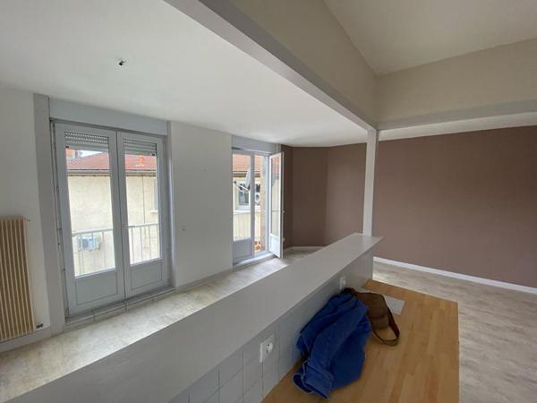 SAINT JUST MALMONT 43240 en plein centre du village Immeuble en pierres de quatre niveaux édifiés sur caves un fond de commerces et trois appartements