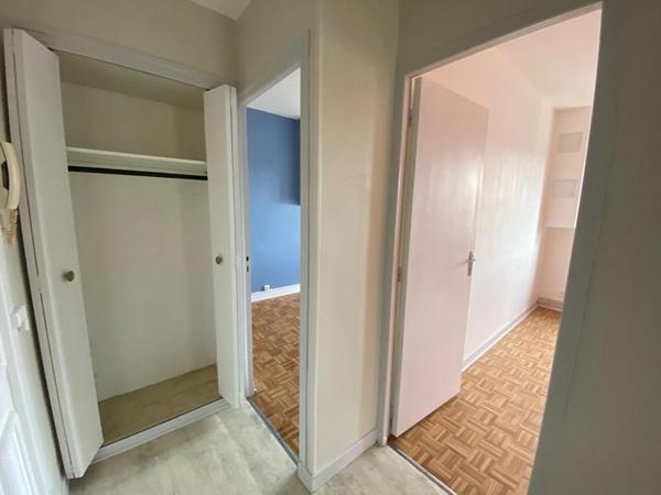 SAINT JUST MALMONT 43240 en plein centre du village Immeuble en pierres de quatre niveaux édifiés sur caves un fond de commerces et trois appartements