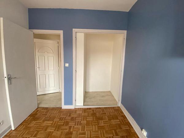 SAINT JUST MALMONT 43240 en plein centre du village Immeuble en pierres de quatre niveaux édifiés sur caves un fond de commerces et trois appartements