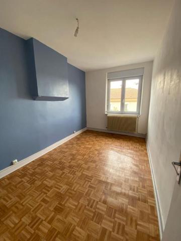 SAINT JUST MALMONT 43240 en plein centre du village Immeuble en pierres de quatre niveaux édifiés sur caves un fond de commerces et trois appartements