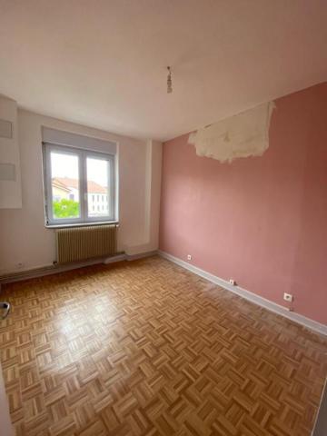 SAINT JUST MALMONT 43240 en plein centre du village Immeuble en pierres de quatre niveaux édifiés sur caves un fond de commerces et trois appartements