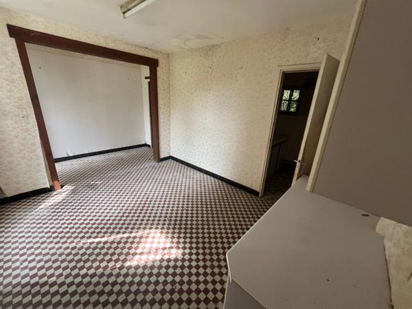 SERIGNE (85) EN CAMPAGNE SPACIEUSE MAISON EN PIERRES A RENOVER AVEC DEPENDANCES SUR 6700M² A PRIX FOU