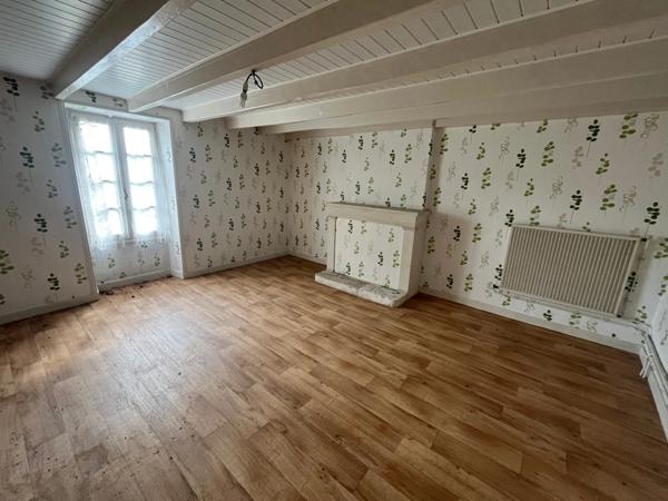 SERIGNE (85) EN CAMPAGNE SPACIEUSE MAISON EN PIERRES A RENOVER AVEC DEPENDANCES SUR 6700M² A PRIX FOU