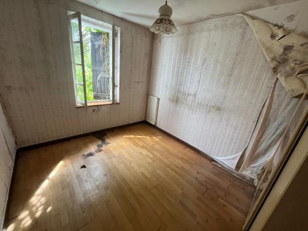 SERIGNE (85) EN CAMPAGNE SPACIEUSE MAISON EN PIERRES A RENOVER AVEC DEPENDANCES SUR 6700M² A PRIX FOU