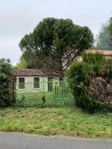 SERIGNE (85) EN CAMPAGNE SPACIEUSE MAISON EN PIERRES A RENOVER AVEC DEPENDANCES SUR 6700M² A PRIX FOU