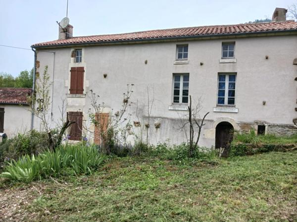 SERIGNE (85) EN CAMPAGNE SPACIEUSE MAISON EN PIERRES A RENOVER AVEC DEPENDANCES SUR 6700M² A PRIX FOU