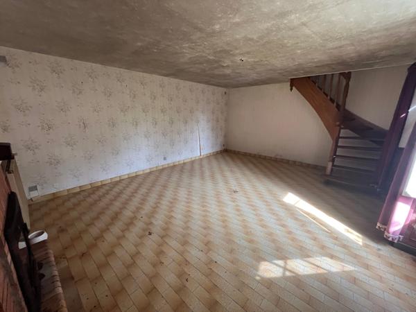 SERIGNE (85) EN CAMPAGNE SPACIEUSE MAISON EN PIERRES A RENOVER AVEC DEPENDANCES SUR 6700M² A PRIX FOU