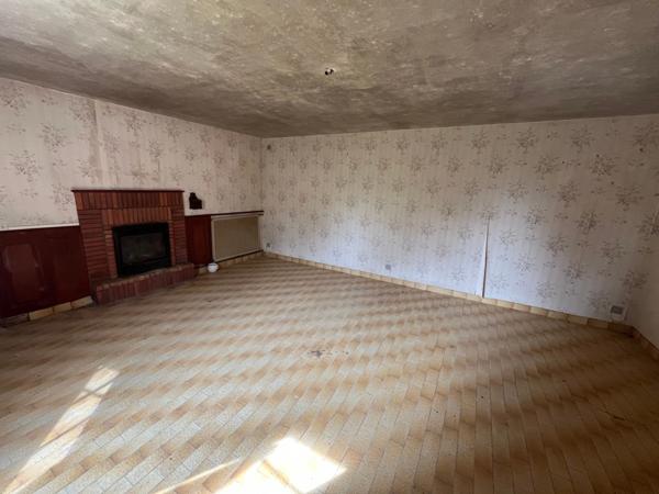 SERIGNE (85) EN CAMPAGNE SPACIEUSE MAISON EN PIERRES A RENOVER AVEC DEPENDANCES SUR 6700M² A PRIX FOU