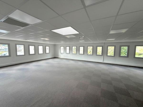 Bureaux à louer - Proximité et visibilité autoroute - La Penne sur Huveaune