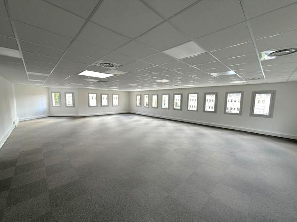 Bureaux à louer - Proximité et visibilité autoroute - La Penne sur Huveaune