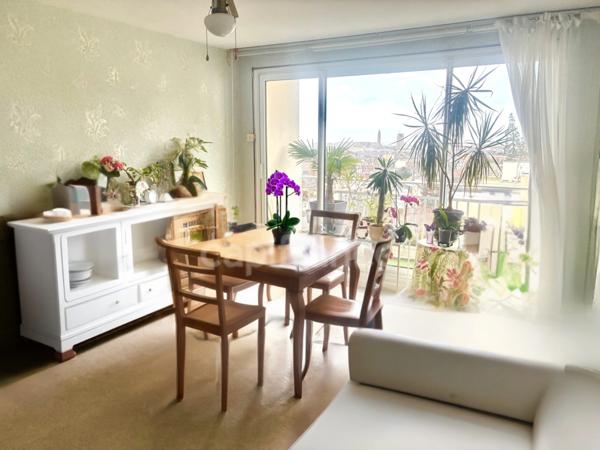 *Dans le quartier des ormeaux* Appartement de 46 m² exposé Ouest, vue dégagée sur la ville et la mer, parking et cave