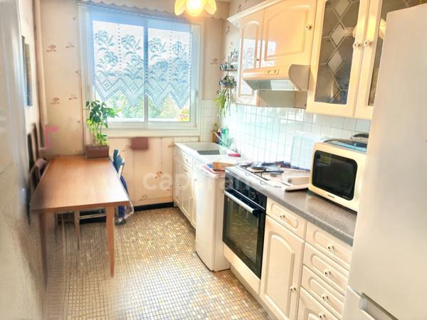 *Dans le quartier des ormeaux* Appartement de 46 m² exposé Ouest, vue dégagée sur la ville et la mer, parking et cave