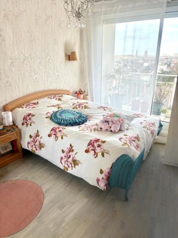 *Dans le quartier des ormeaux* Appartement de 46 m² exposé Ouest, vue dégagée sur la ville et la mer, parking et cave