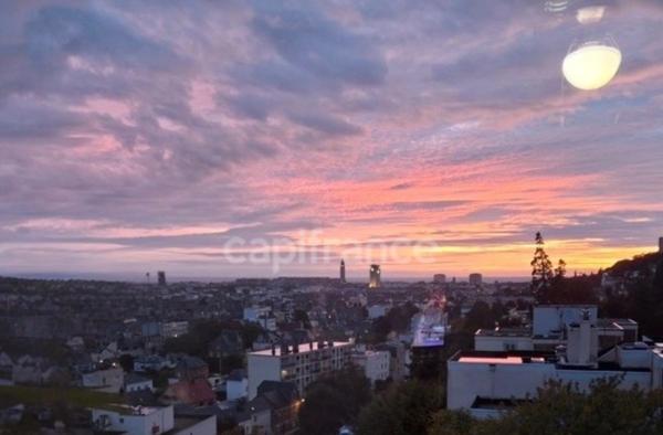 *Dans le quartier des ormeaux* Appartement de 46 m² exposé Ouest, vue dégagée sur la ville et la mer, parking et cave