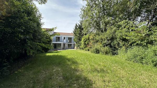 Maison atypique avec son jardin secret au cœur de Lafond
