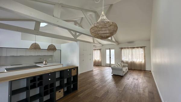 Maison atypique avec son jardin secret au cœur de Lafond