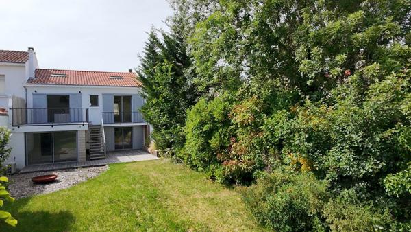 Maison atypique avec son jardin secret au cœur de Lafond