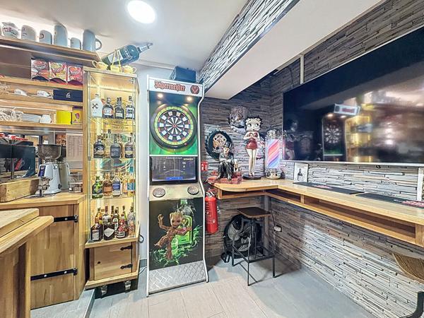 Ensemble immobilier à Rosendael rare avec Licence IV, logement et fort potentiel de transformation