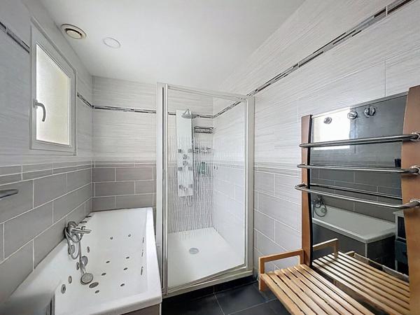 Ensemble immobilier à Rosendael rare avec Licence IV, logement et fort potentiel de transformation