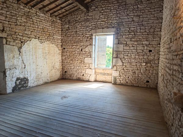 Maison Bouille Courdault 134m² à rénover, terrain 1112 m².