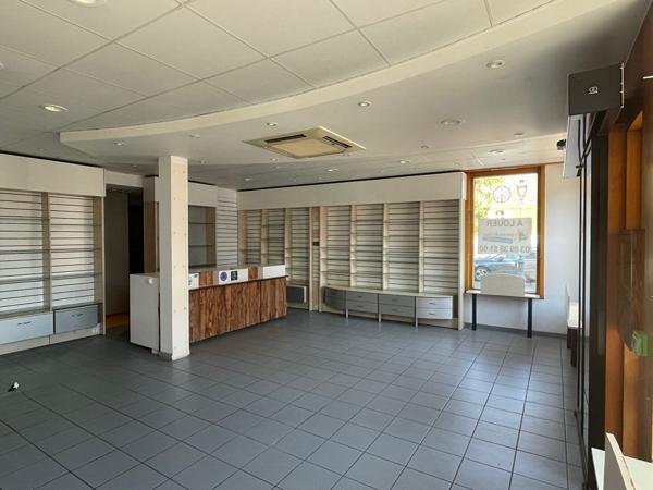 Local commercial - 6 pièces - 80 m²