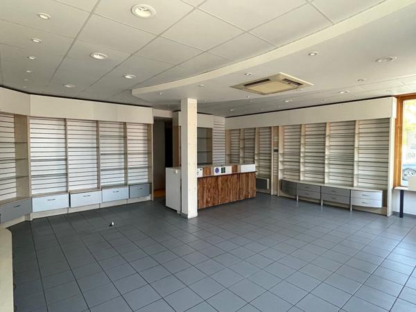 Local commercial - 6 pièces - 80 m²