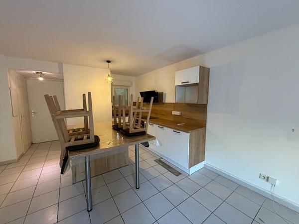 MAISON 2 CHAMBRES AVEC GARAGE ET JARDIN A LEZIGNAN