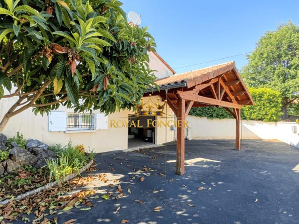 Vue sur la terrasse et le jardin extérieur