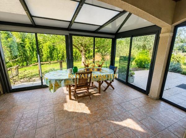 Vue sur la terrasse et le jardin extérieur