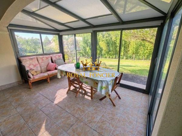 Vue sur la terrasse et le jardin extérieur