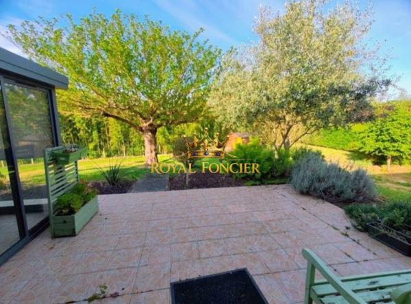 Vue sur la terrasse et le jardin extérieur