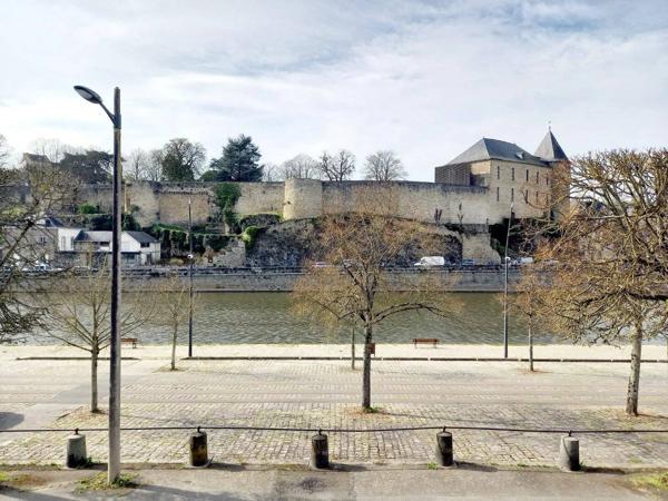 MAISON DE VILLE AVEC VUE SUR LA RIVIERE