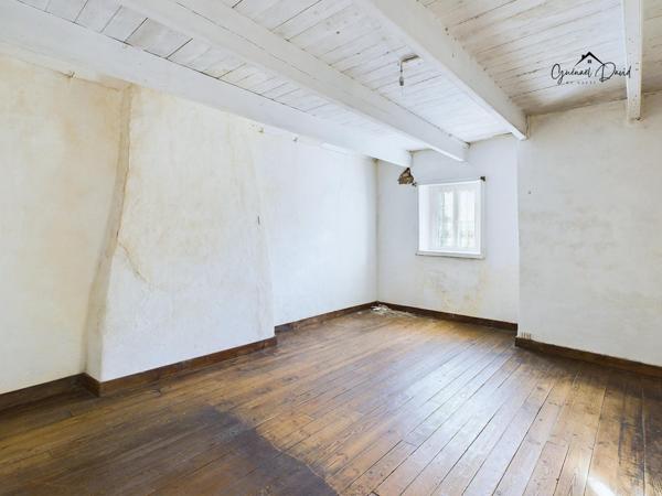 MAISON DE VILLE À RÉNOVER AVEC DÉPENDANCE