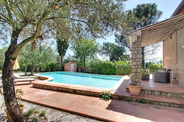 A VENDRE à LORGUES ! Maison de type T6 pièces  de 144 m² + piscine + garage sur un terrain de 1692m²