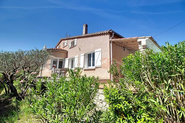 A VENDRE à LORGUES ! Maison de type T6 pièces  de 144 m² + piscine + garage sur un terrain de 1692m²