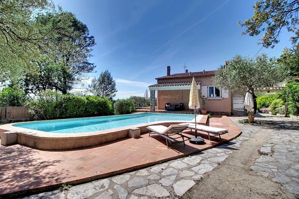 A VENDRE à LORGUES ! Maison de type T6 pièces  de 144 m² + piscine + garage sur un terrain de 1692m²