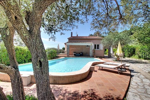 A VENDRE à LORGUES ! Maison de type T6 pièces  de 144 m² + piscine + garage sur un terrain de 1692m²