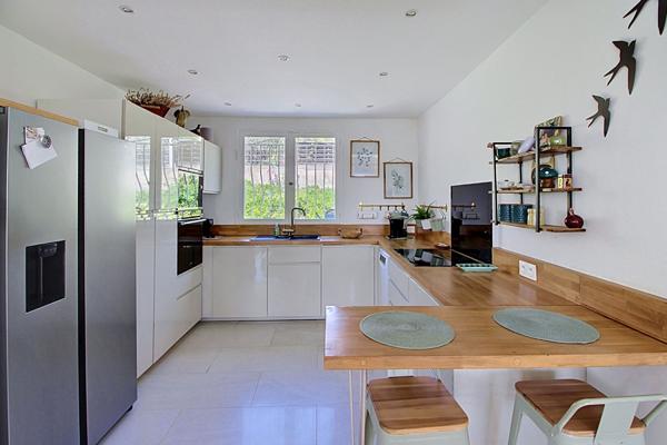 A VENDRE à LORGUES ! Maison de type T6 pièces  de 144 m² + piscine + garage sur un terrain de 1692m²
