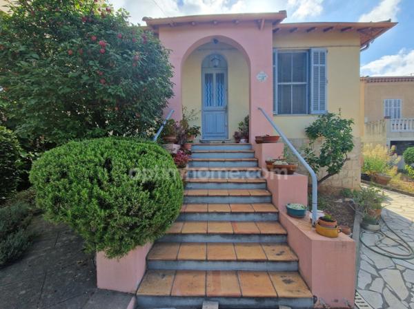 Maison individuelle avec jardin et stationnements