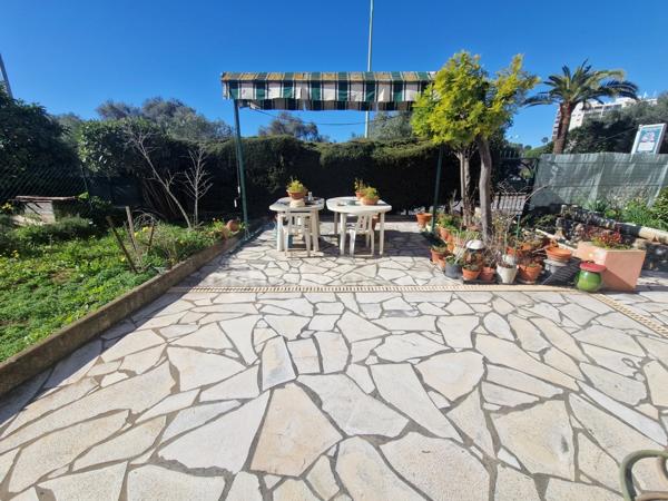 Maison individuelle avec jardin et stationnements