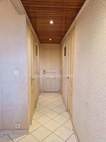 Maison individuelle avec jardin et stationnements