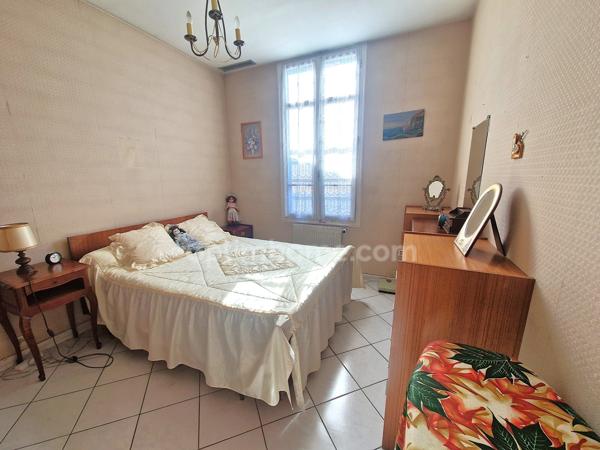 Maison individuelle avec jardin et stationnements