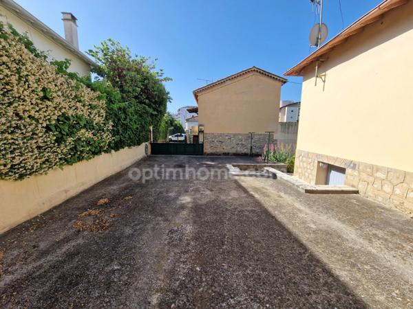 Maison individuelle avec jardin et stationnements