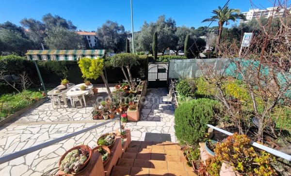 Maison individuelle avec jardin et stationnements