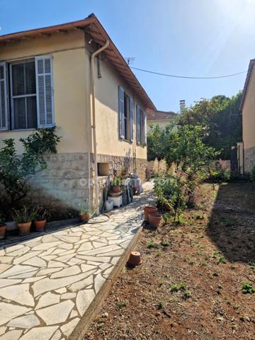 Maison individuelle avec jardin et stationnements