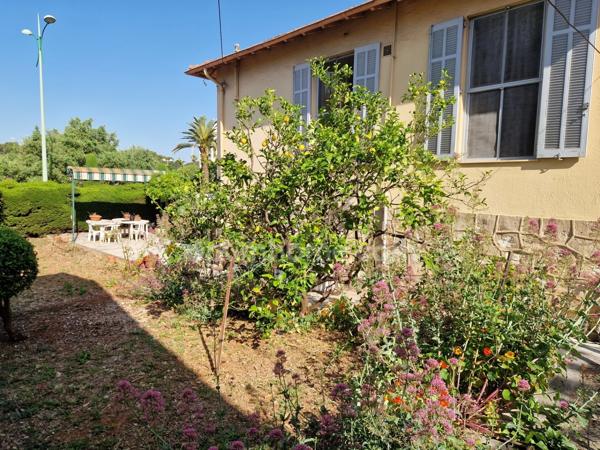 Maison individuelle avec jardin et stationnements