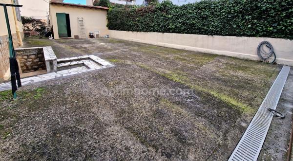 Maison individuelle avec jardin et stationnements