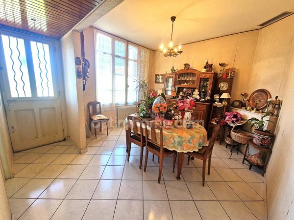 Maison individuelle avec jardin et stationnements