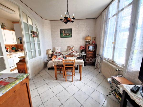 Maison individuelle avec jardin et stationnements
